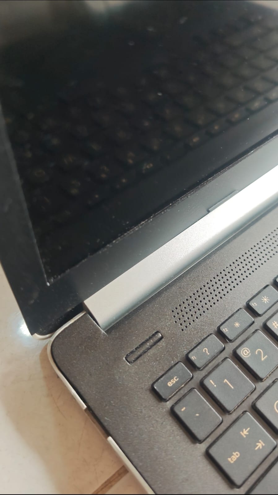 Casing Notebook Setelah Perbaikan - Sudut dan engsel seperti baru